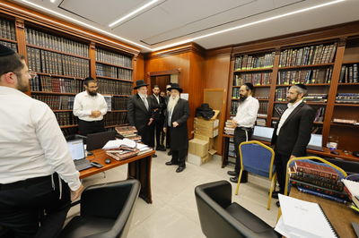 הגר"ק בר בביקור במוסדותיו של הגר"י כהן