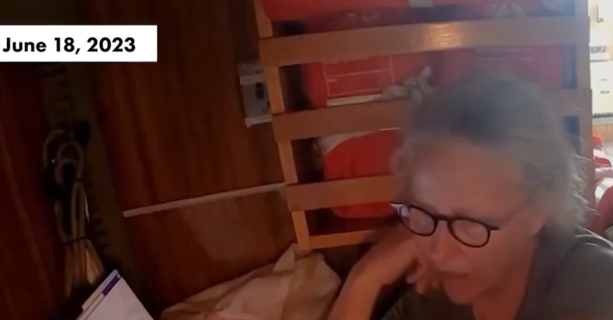 אשתו של המנכ"ל שומעת את הפיצוץ ברגע ההתמוטטות של הטיטאן