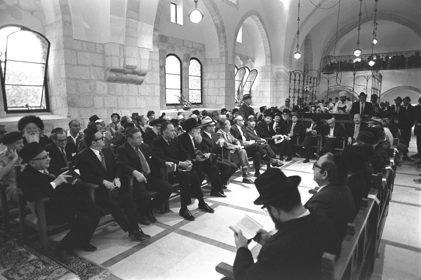 תפילה חגיגית בבית הכנסת רבן "יוחנן בן זכאי" בעיר העתיקה בירושלים בשנת 1972