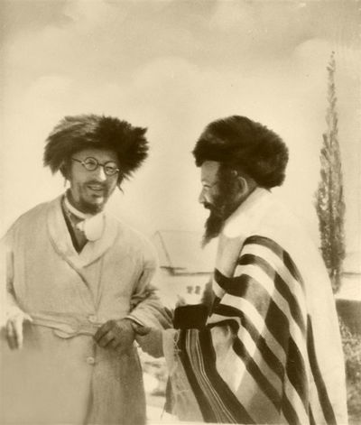 רבי מאיר מאמשינוב (מימין) בביקורו בארץ ישראל בשנת תרצ"ג עם הרב נח גד וינטרוב