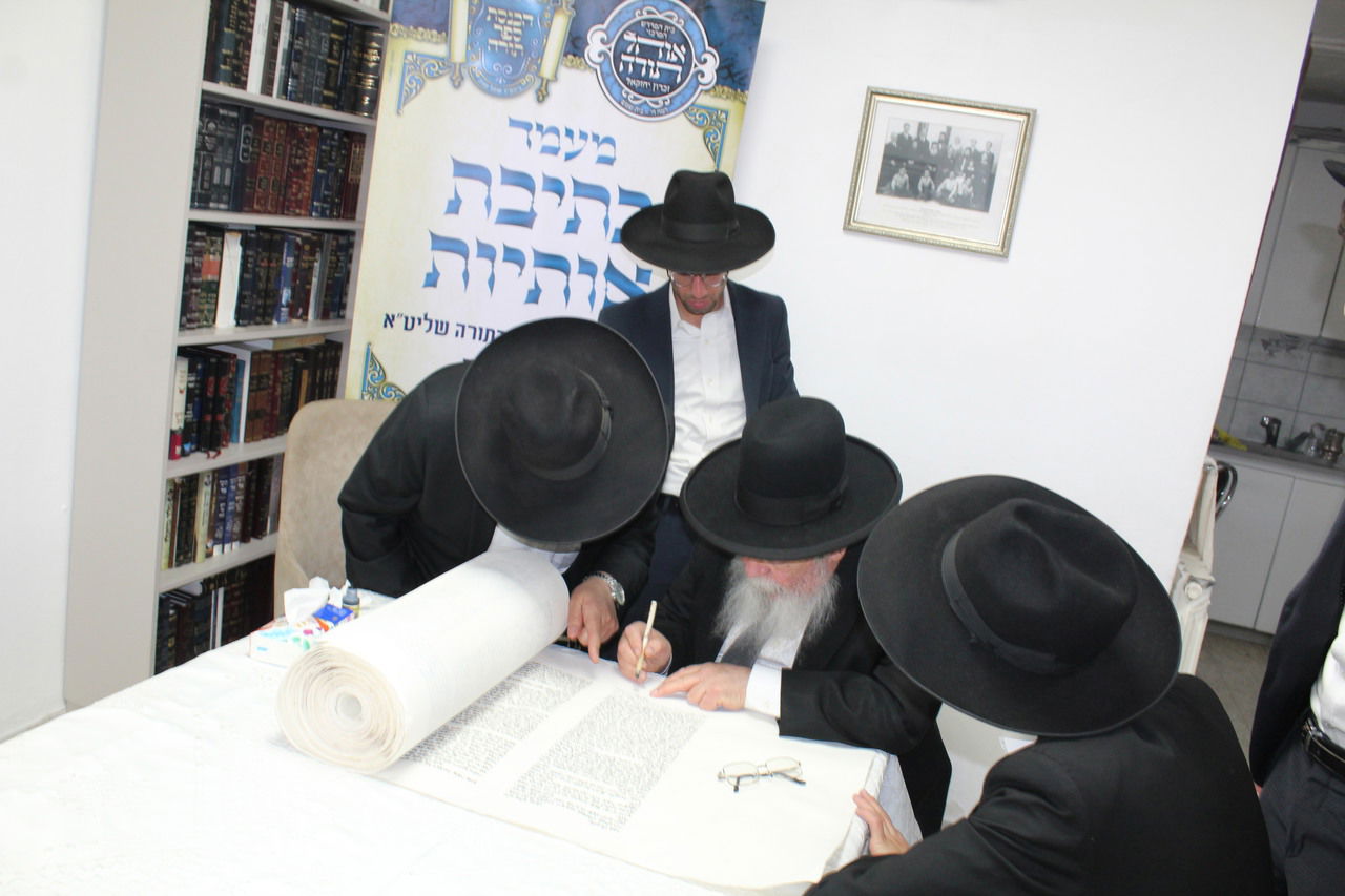 גדולי ישראל בכתיבת אותיות בס"ת של קהילת 'אוהל תורה'