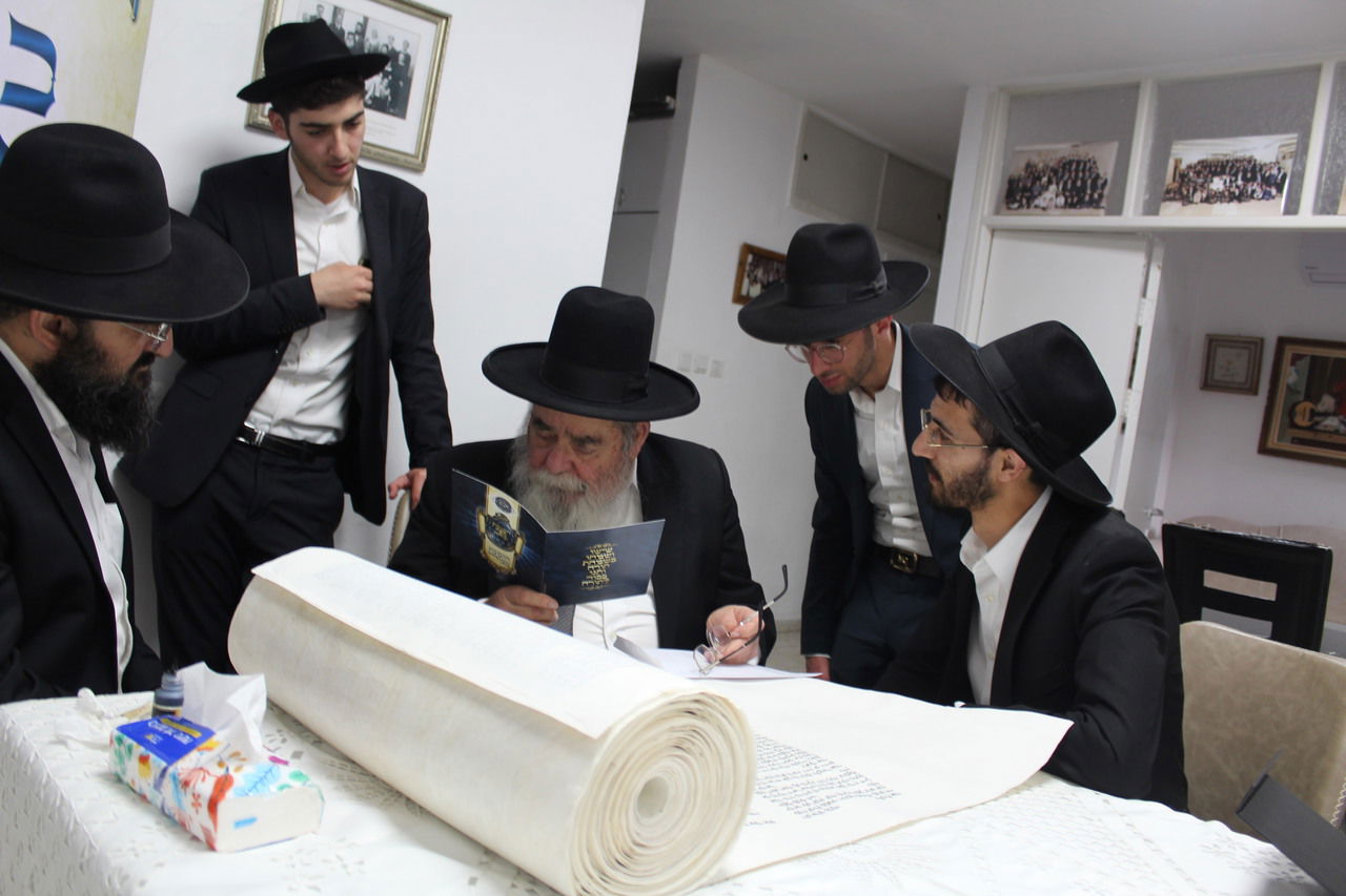 גדולי ישראל בכתיבת אותיות בס"ת של קהילת 'אוהל תורה'