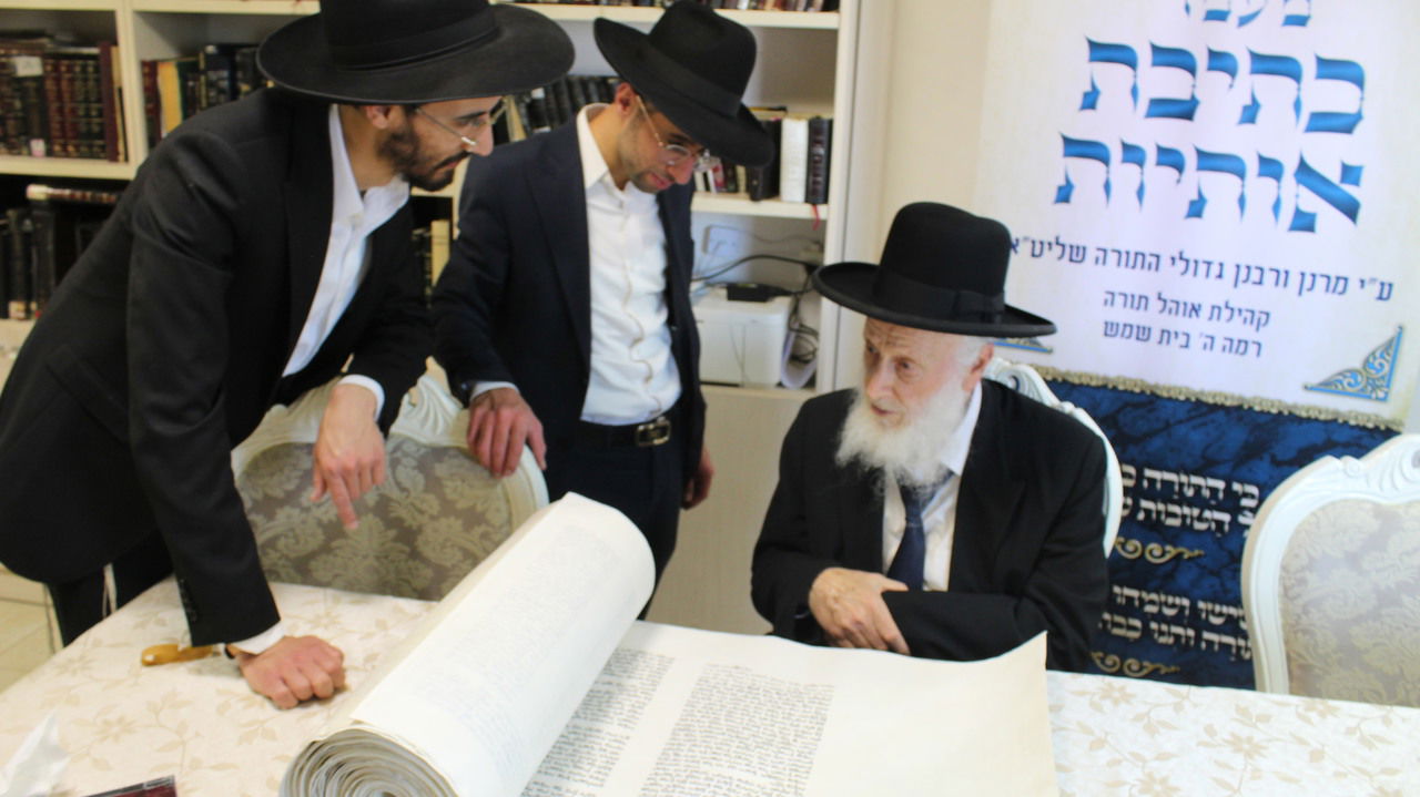 גדולי ישראל בכתיבת אותיות בס"ת של קהילת 'אוהל תורה'