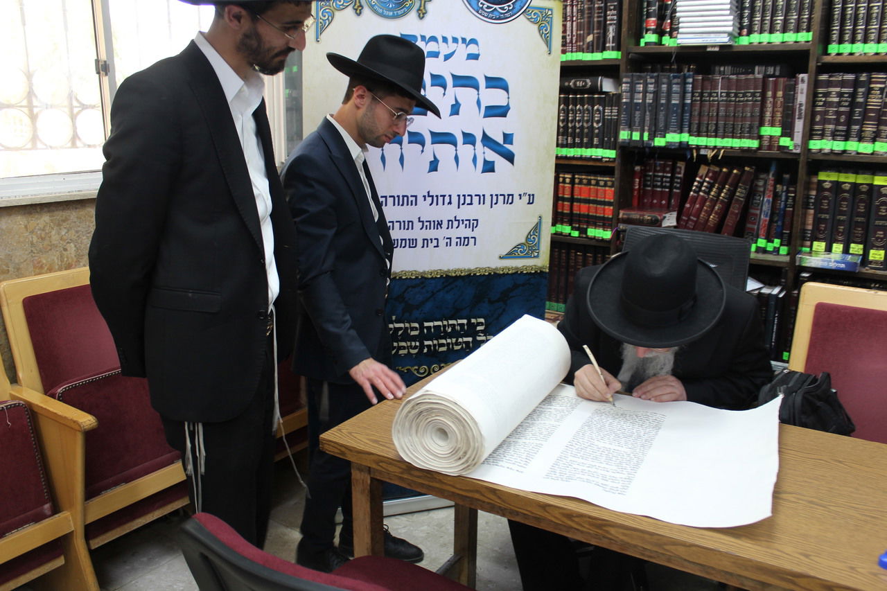 גדולי ישראל בכתיבת אותיות בס"ת של קהילת 'אוהל תורה'
