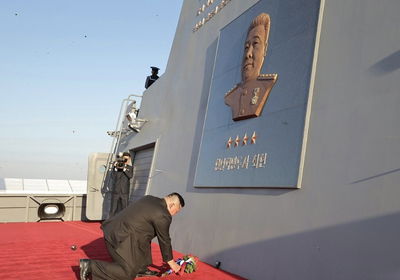 קים בהשקת המשחתת התאומה