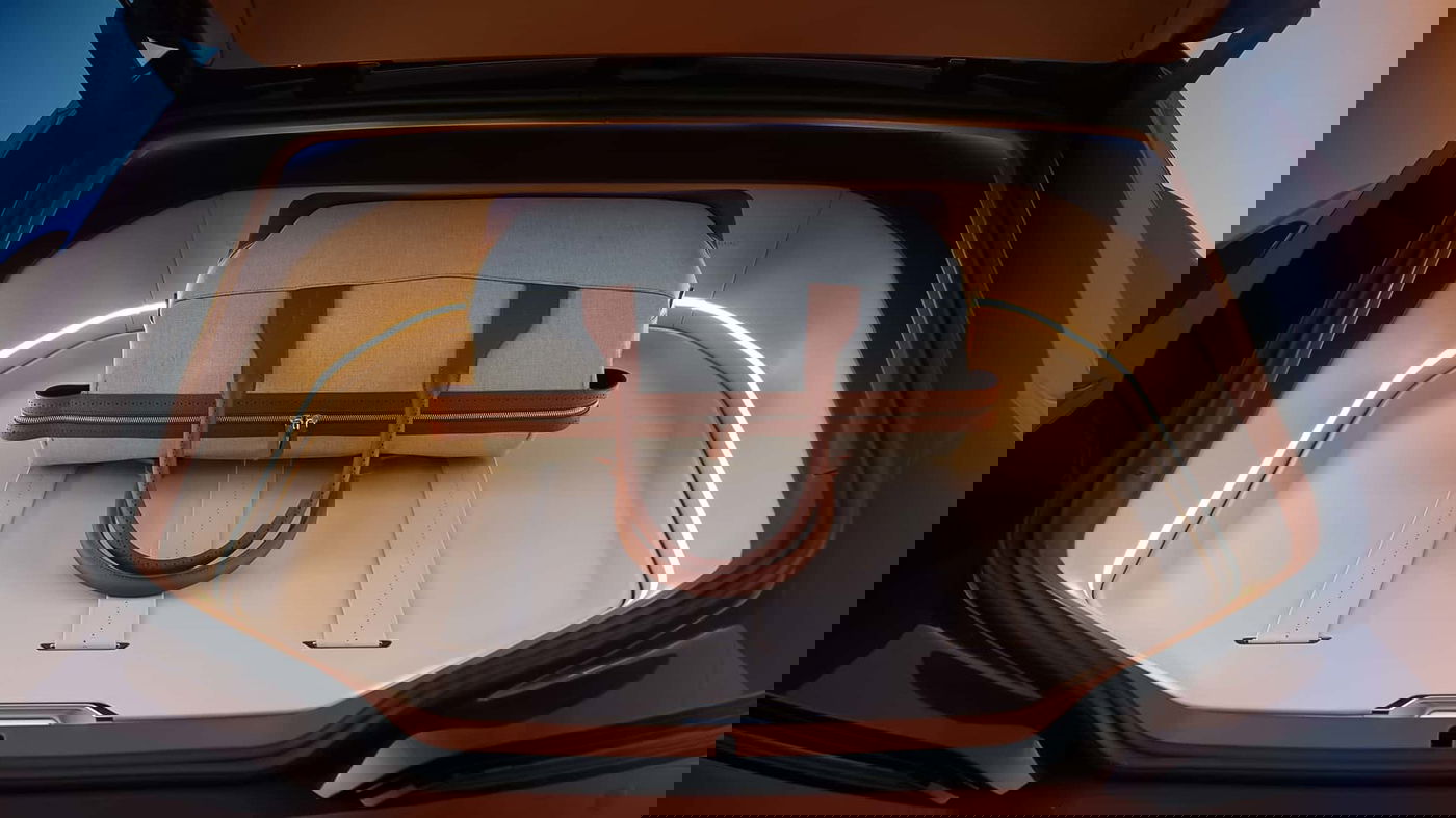 תא מטען עם תיק מותאם