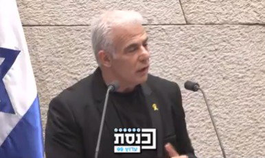 ח"כ לפיד טען במליאה, "ישראל מממנת את הסיוע ההומניטרי לעזה באמצעות חברות קש בשווייץ"