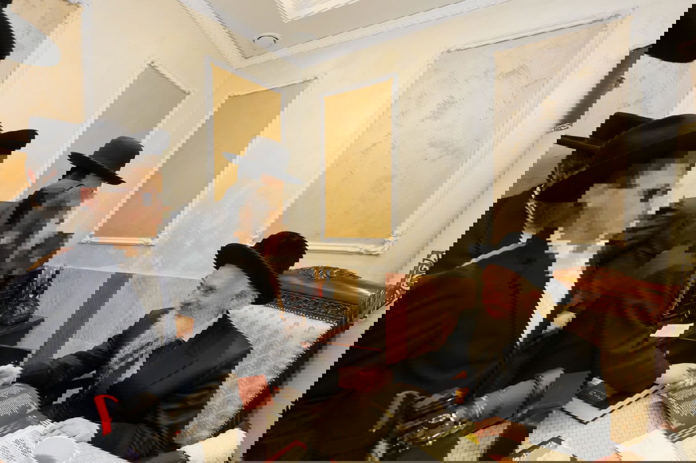 ילדי 'זה לזה' מתברכים אצל גדולי הדור לפני מעמד בר המצווה