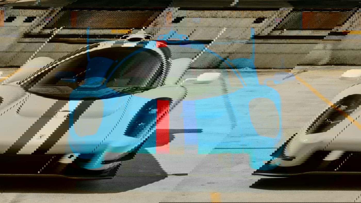 מראה של רכב ספורט, על הכביש העירוני