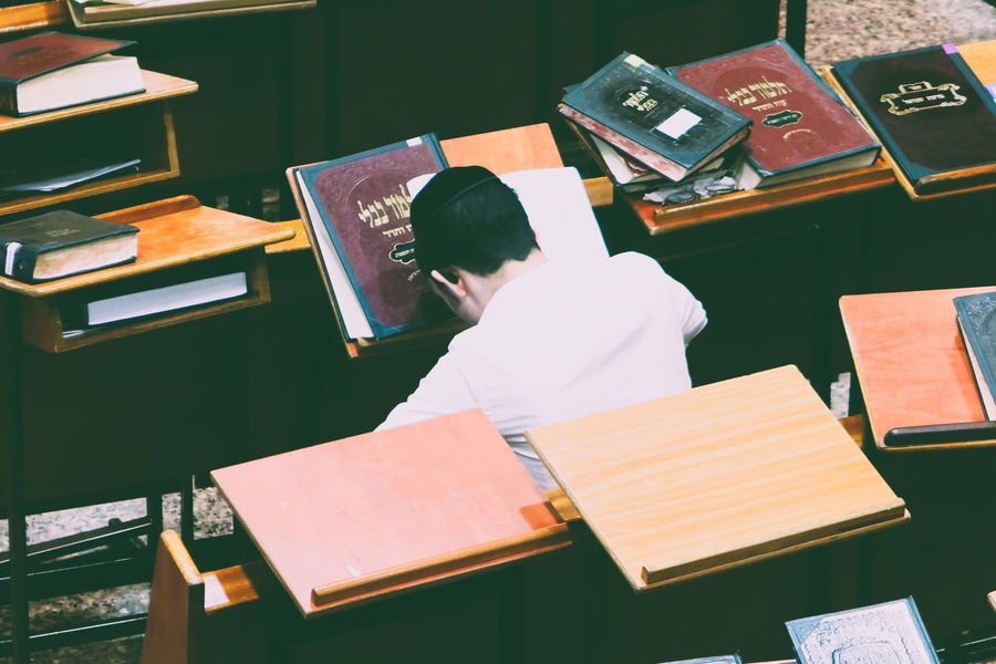 בחור ישיבה לומד תורה | אילוסטרציה