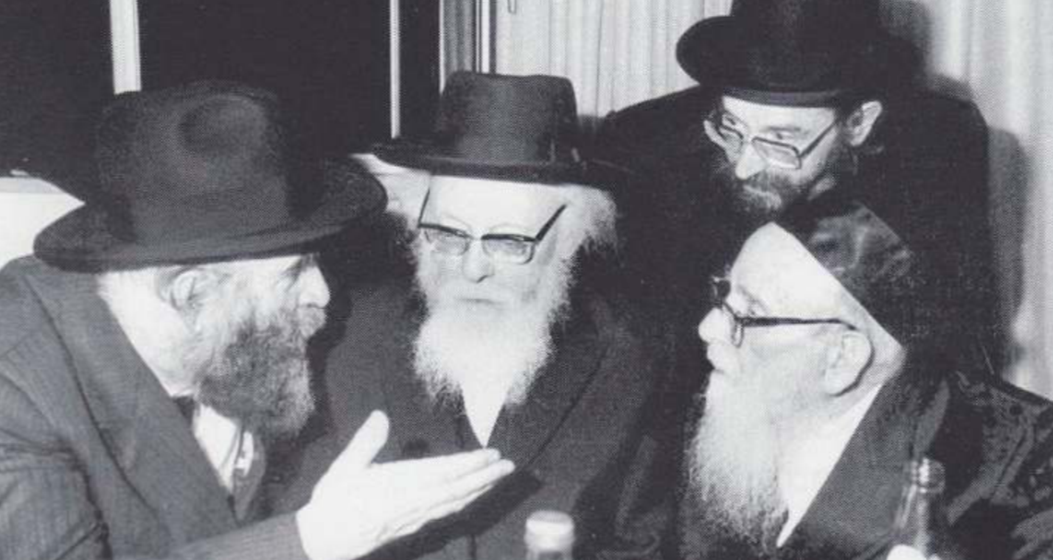 הרב חיים קרייזווירט (משמאל) בשיחה עם מרנן הרב יוסף שלום אלישיב והרב שלמה זלמן אויערבך