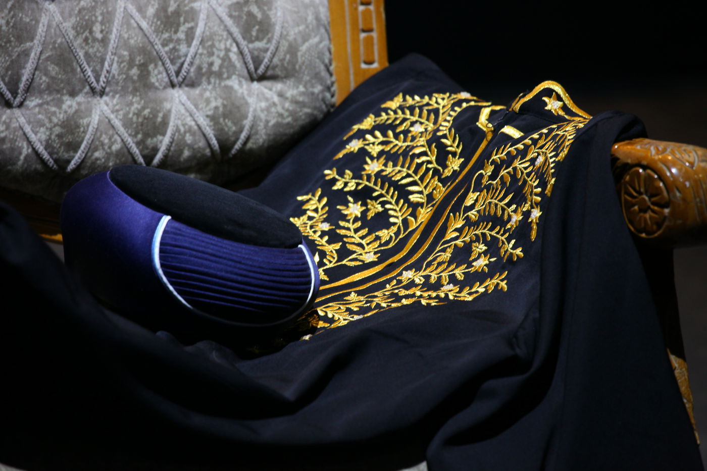 גלימתו וכיסאו של מרן הגר"ע יוסף זצוק"ל | ארכיון