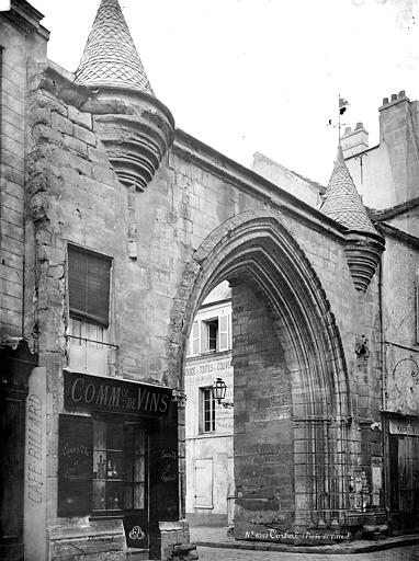 שער העיר העתיקה בקורביל