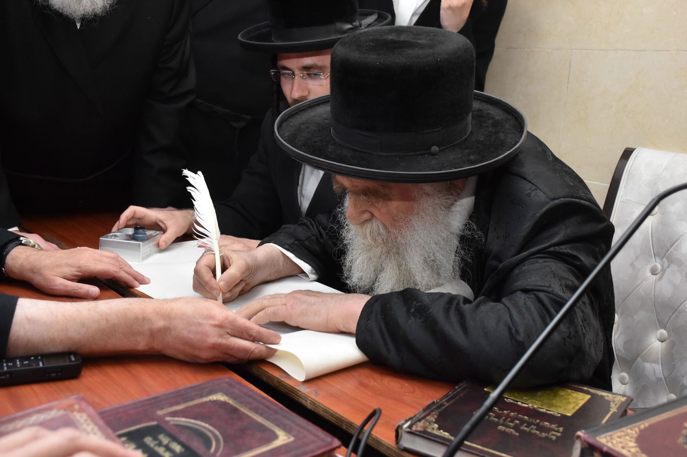 קביעת מזוזות להיכל התורה "בית מרדכי אהרן" מאקאווא בני ברק