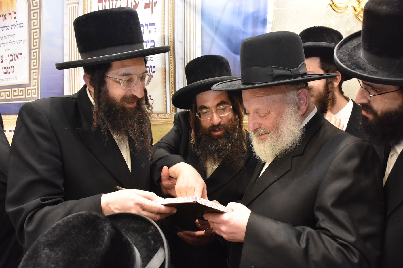 קביעת מזוזות להיכל התורה "בית מרדכי אהרן" מאקאווא בני ברק