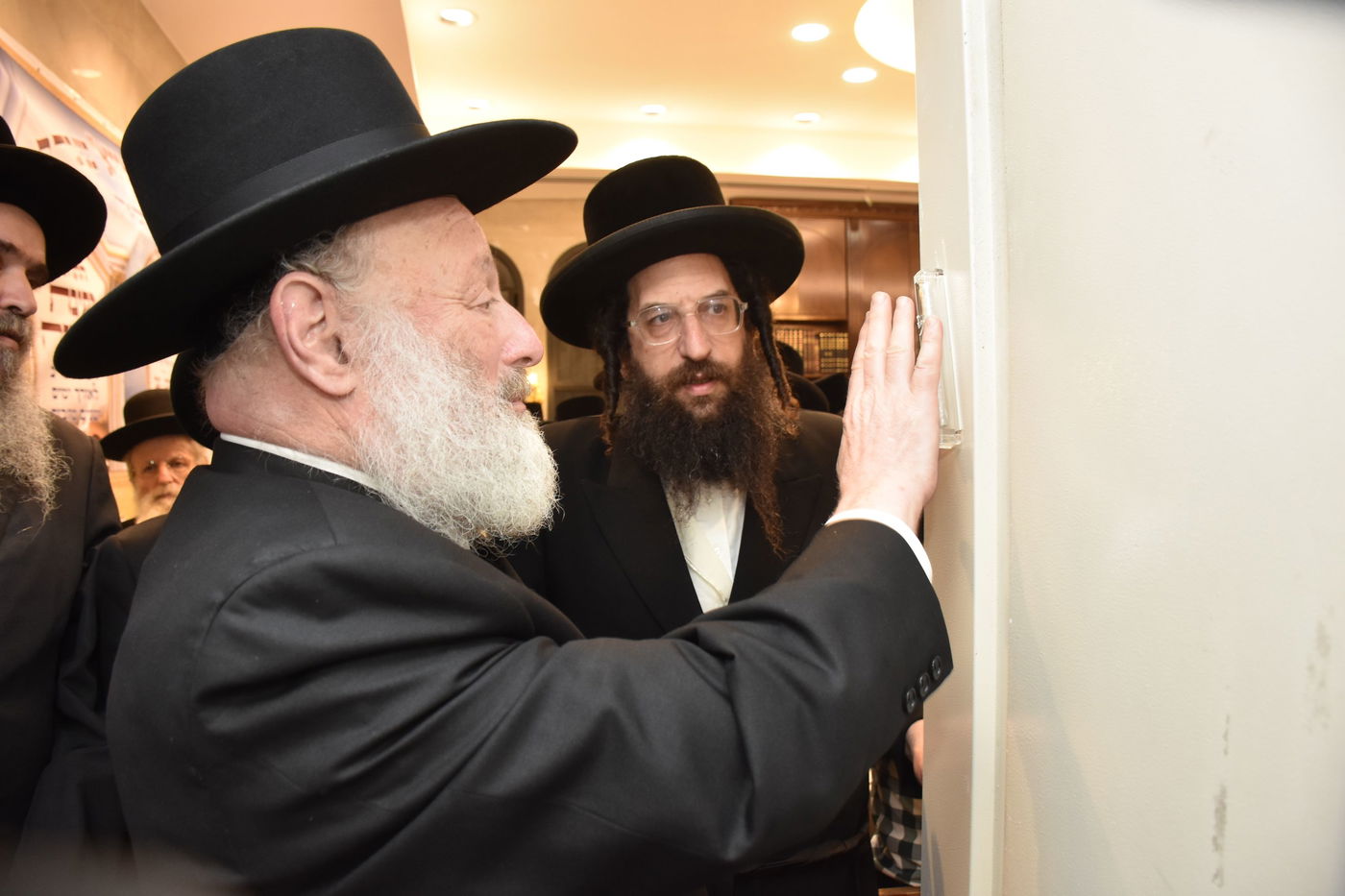 קביעת מזוזות להיכל התורה "בית מרדכי אהרן" מאקאווא בני ברק