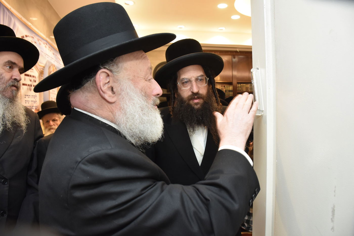 קביעת מזוזות להיכל התורה "בית מרדכי אהרן" מאקאווא בני ברק