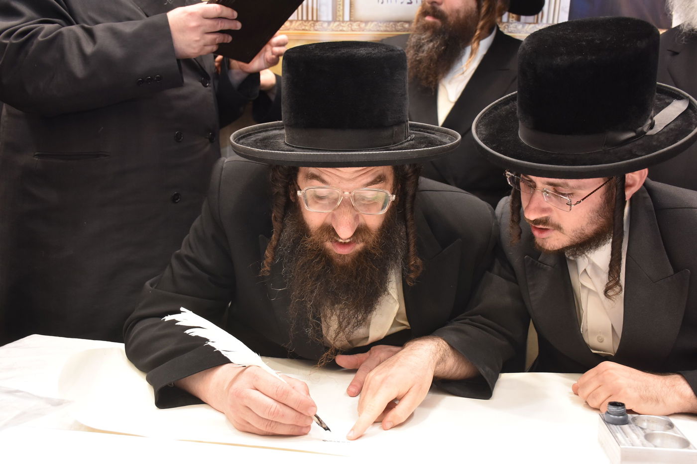 קביעת מזוזות להיכל התורה "בית מרדכי אהרן" מאקאווא בני ברק