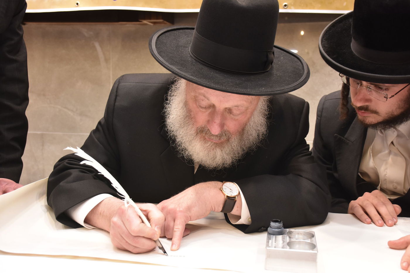 קביעת מזוזות להיכל התורה "בית מרדכי אהרן" מאקאווא בני ברק