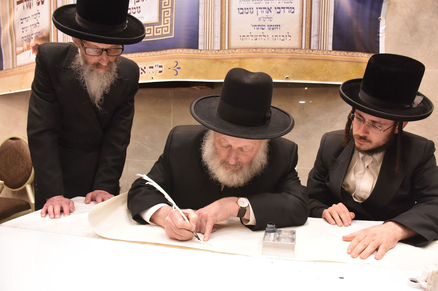 קביעת מזוזות להיכל התורה "בית מרדכי אהרן" מאקאווא בני ברק