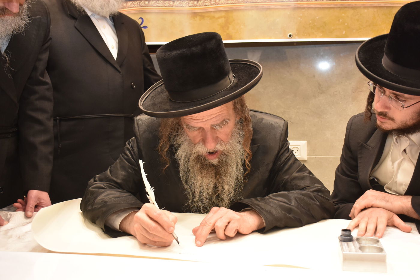 קביעת מזוזות להיכל התורה "בית מרדכי אהרן" מאקאווא בני ברק