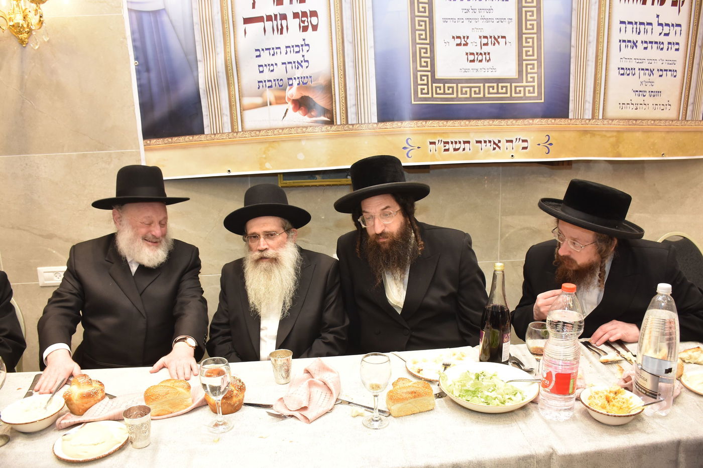 קביעת מזוזות להיכל התורה "בית מרדכי אהרן" מאקאווא בני ברק