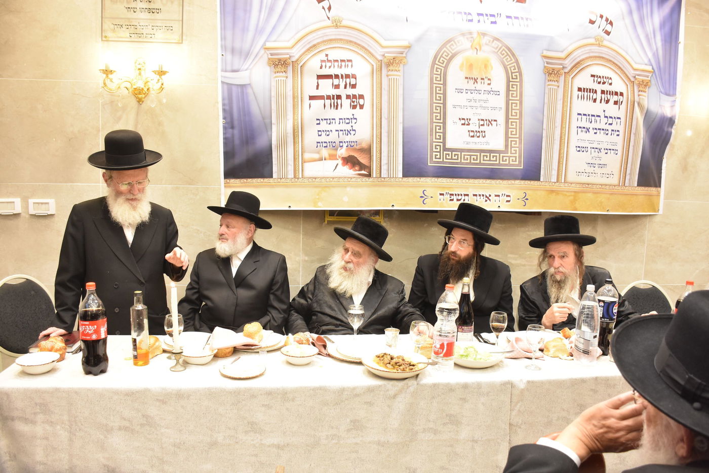 קביעת מזוזות להיכל התורה "בית מרדכי אהרן" מאקאווא בני ברק