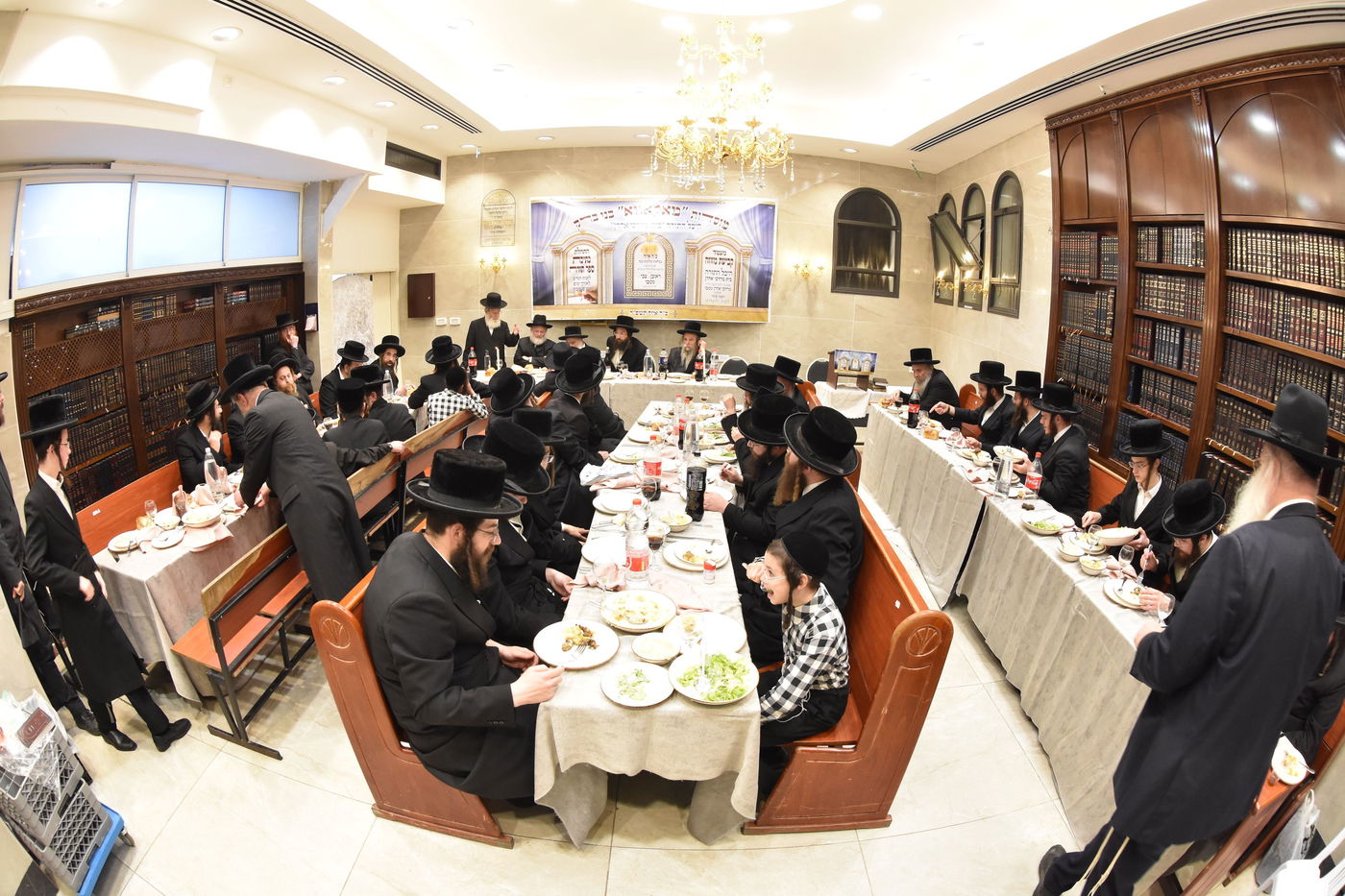 קביעת מזוזות להיכל התורה "בית מרדכי אהרן" מאקאווא בני ברק