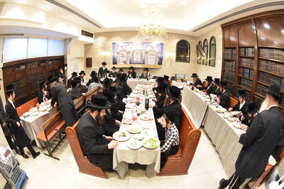 קביעת מזוזות להיכל התורה "בית מרדכי אהרן" מאקאווא בני ברק