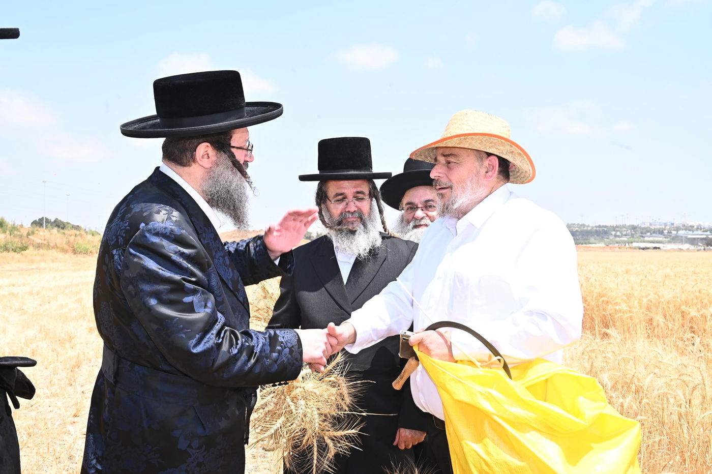 האדמו"ר מביטשקוב בקצירת חיטים