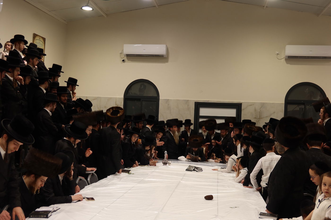 מוצאי שבת הילולא בזוועהיל