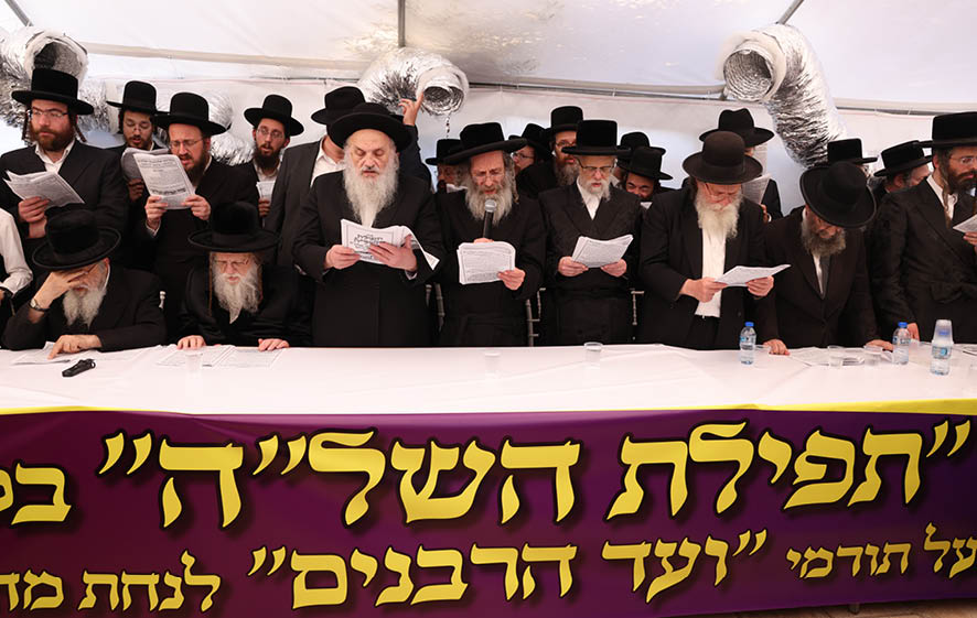 גדולי ישראל בערב ראש חודש סיון מעתירים בתפילה על הציון של השל"ה הק'