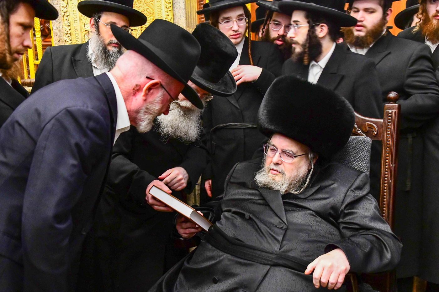 עוברים להתברך אצל האדמו"ר מבעלזא אחר ספירת העומר