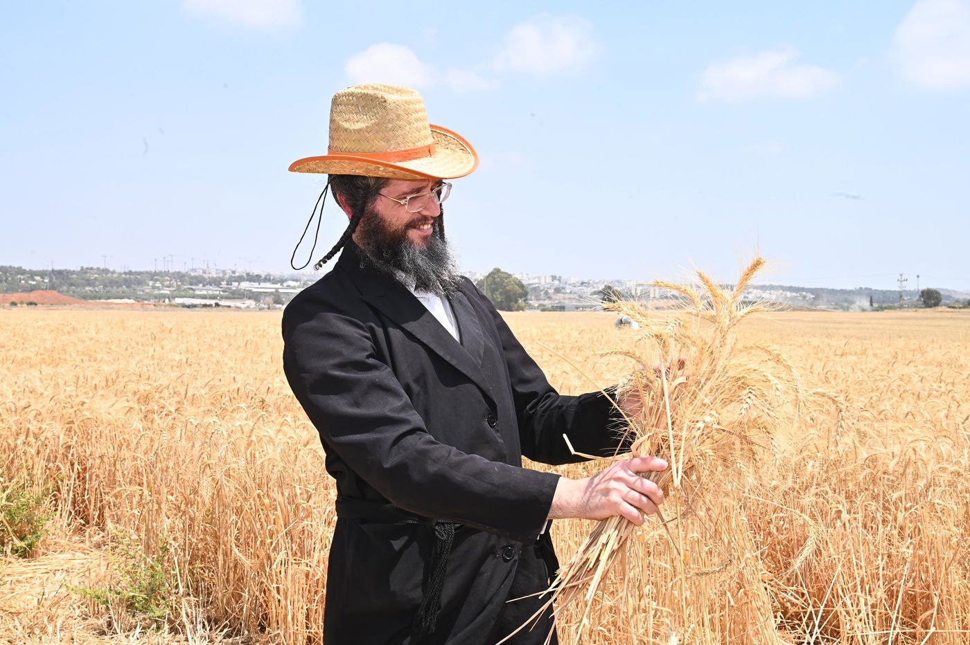 הגה"צ רבי דוד משה רוזנבוים אב"ד קרעטשניף בקצירת חיטים