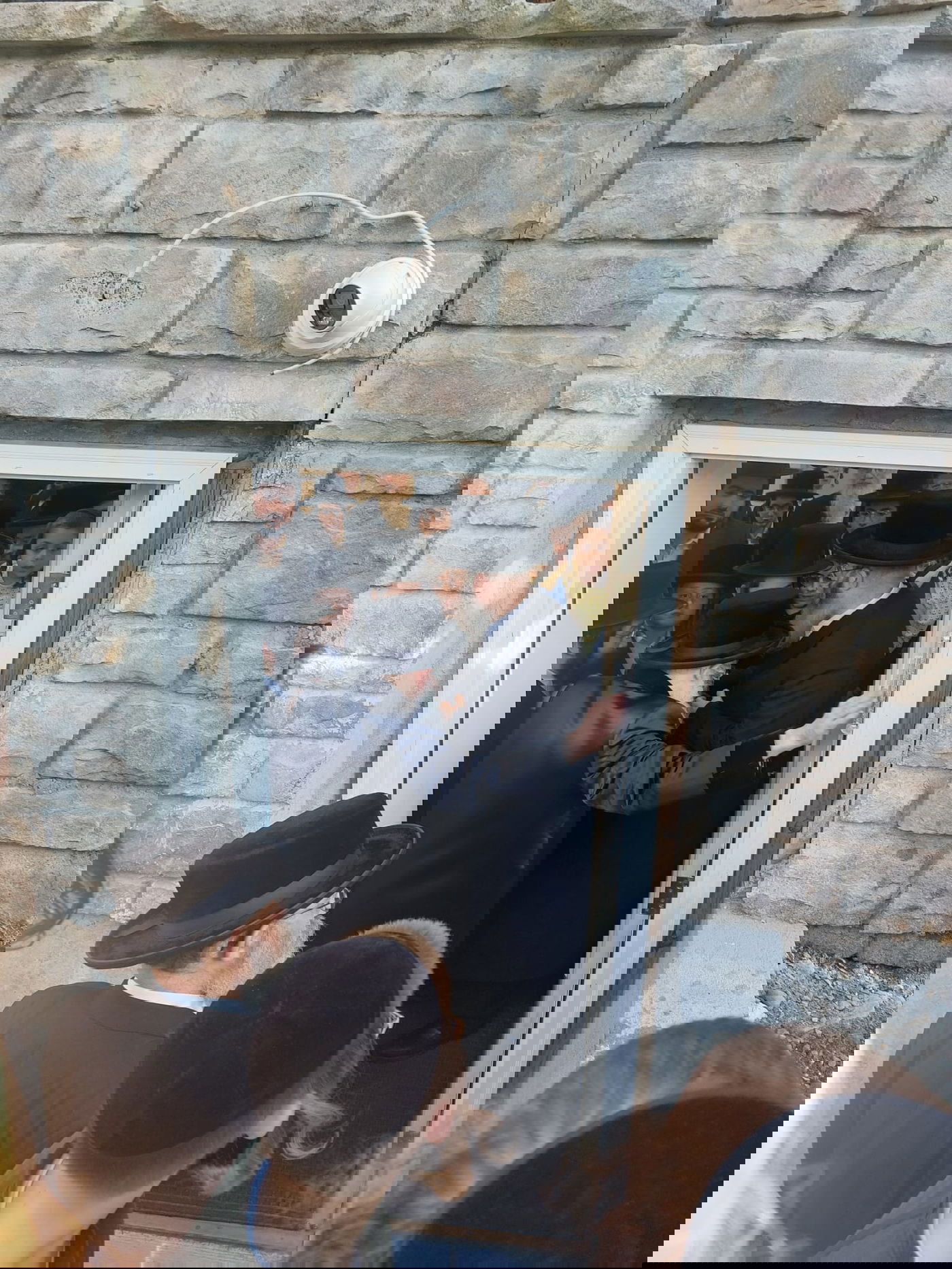 האדמו"ר מסקולען מונסי בקביעת מזוזות לביהמ"ד 'תפארת יעקב' 