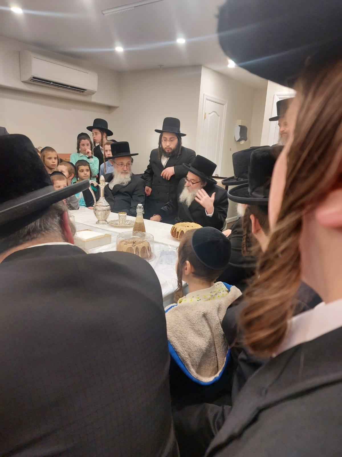 האדמו"ר מסקולען מונסי בקביעת מזוזות לביהמ"ד 'תפארת יעקב' 