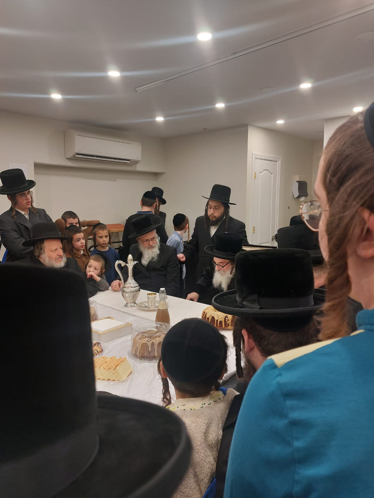 האדמו"ר מסקולען מונסי בקביעת מזוזות לביהמ"ד 'תפארת יעקב' 