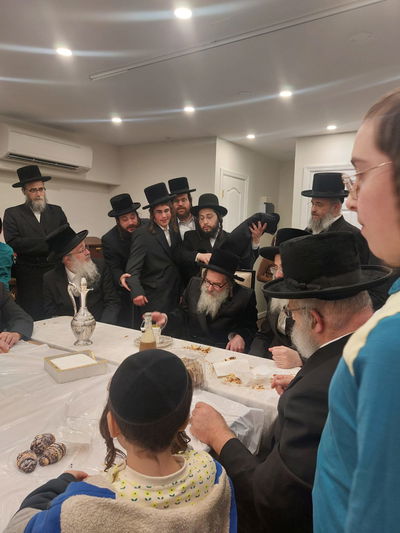 האדמו"ר מסקולען מונסי בקביעת מזוזות לביהמ"ד 'תפארת יעקב' 