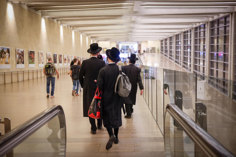 חרדים בנתב"ג. למצולמים אין כל קשר לנאמר בכתבה