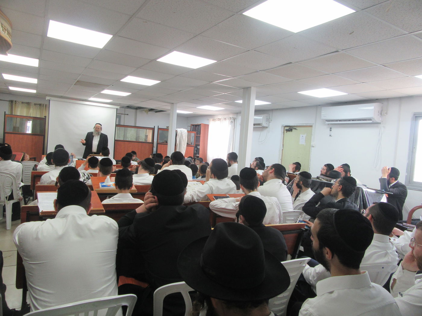 המונים מתושבי הר יונה בהרצאה מרתקת בנושא שמירת השבת בעידן הטכנולוגי