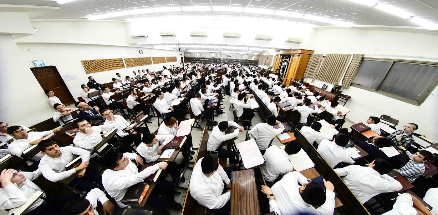 הגה"צ רבי אלימלך בידרמן בשיחת חיזוק ב'קריית מלך'