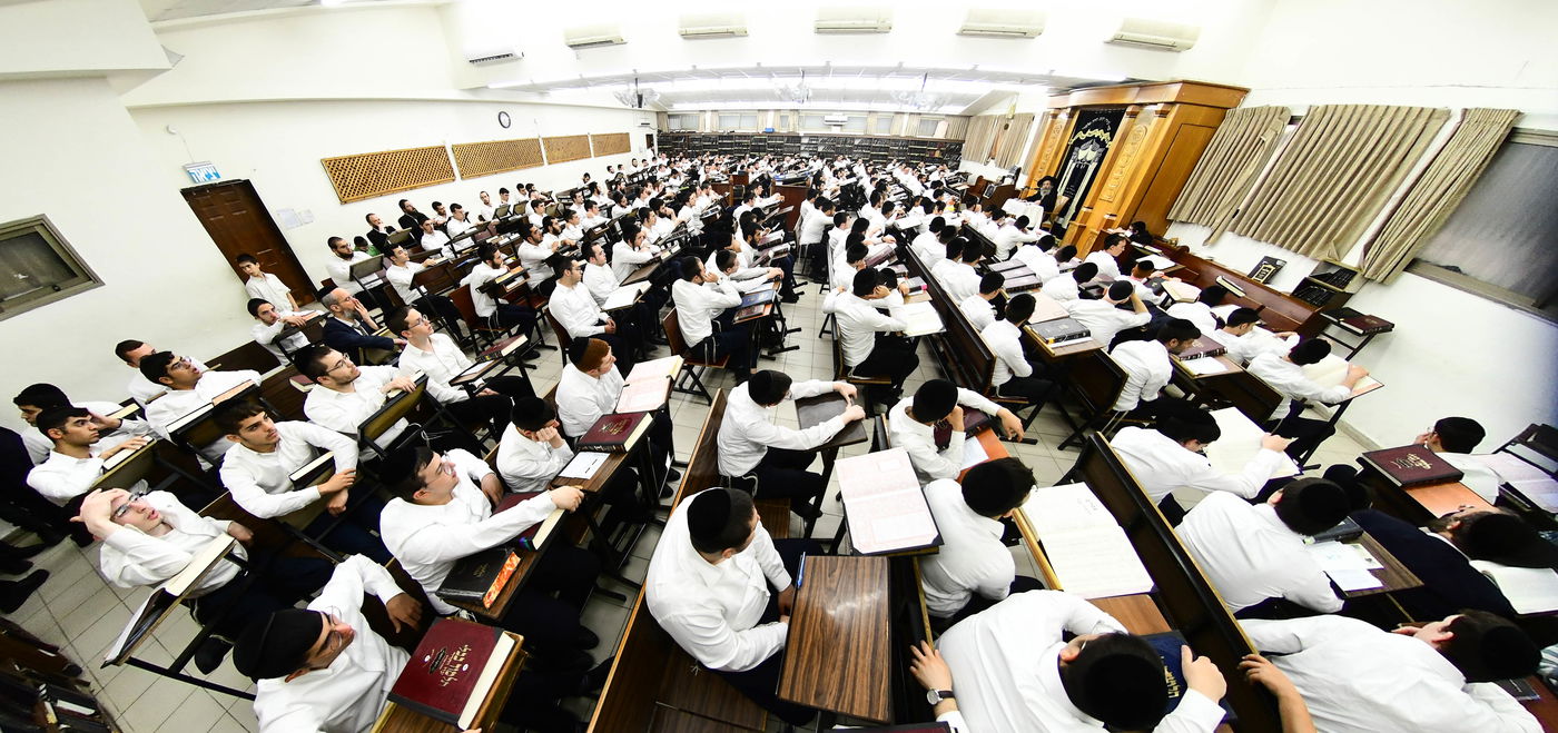 הגה"צ רבי אלימלך בידרמן בשיחת חיזוק ב'קריית מלך'