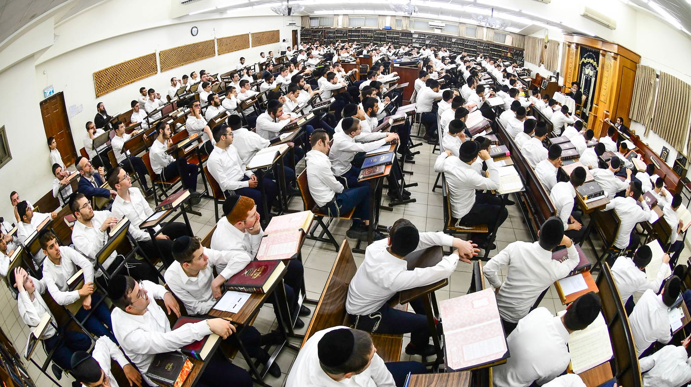 הגה"צ רבי אלימלך בידרמן בשיחת חיזוק ב'קריית מלך'