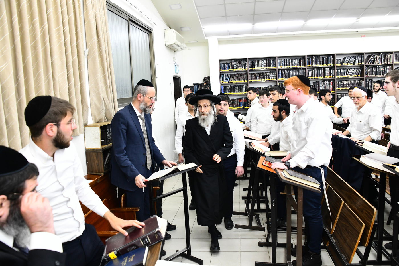 הגה"צ רבי אלימלך בידרמן בשיחת חיזוק ב'קריית מלך'