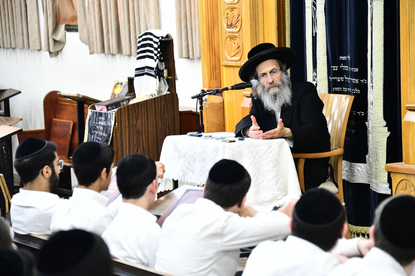 הגה"צ רבי אלימלך בידרמן בשיחת חיזוק ב'קריית מלך'