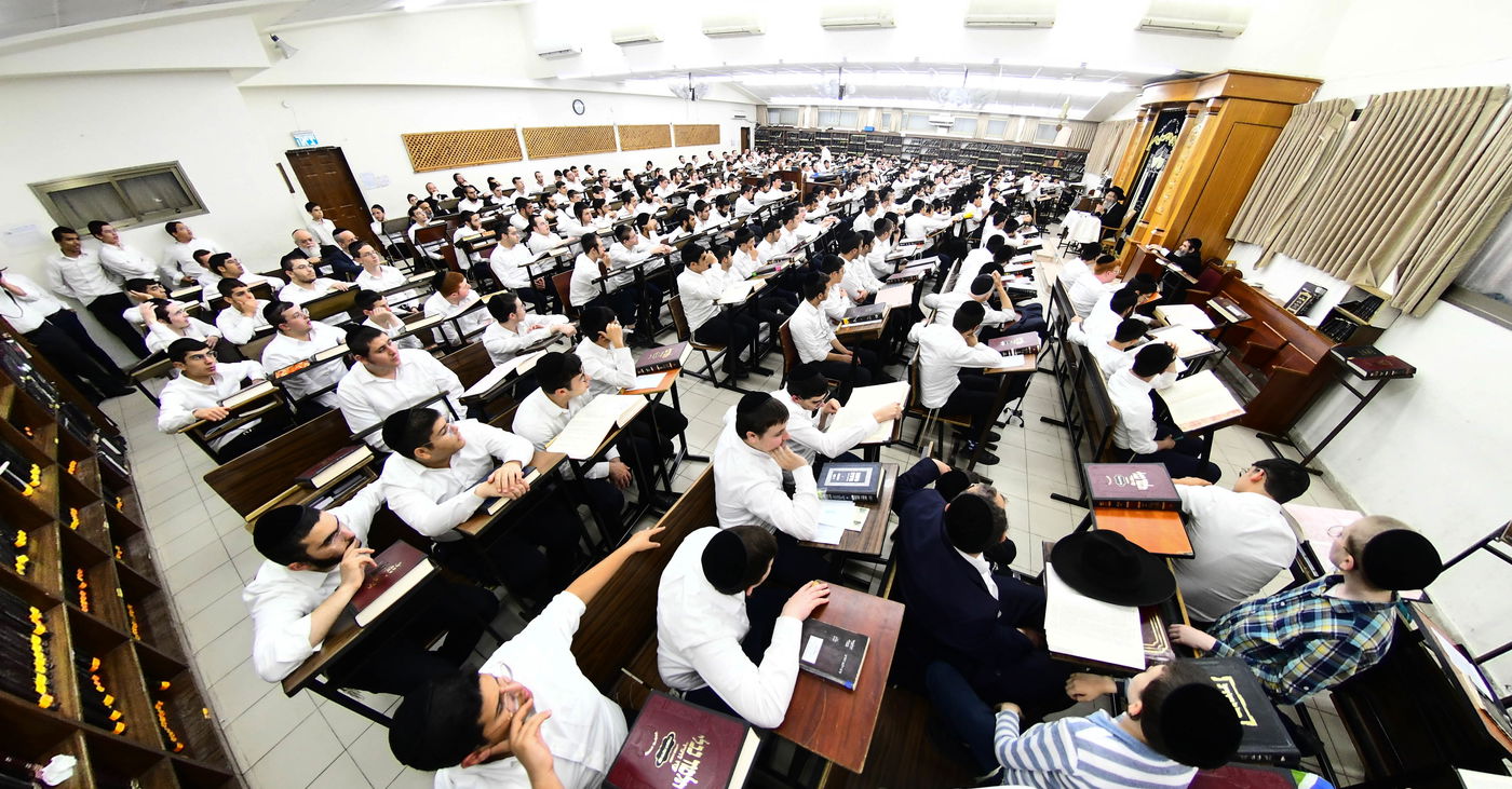 הגה"צ רבי אלימלך בידרמן בשיחת חיזוק ב'קריית מלך'