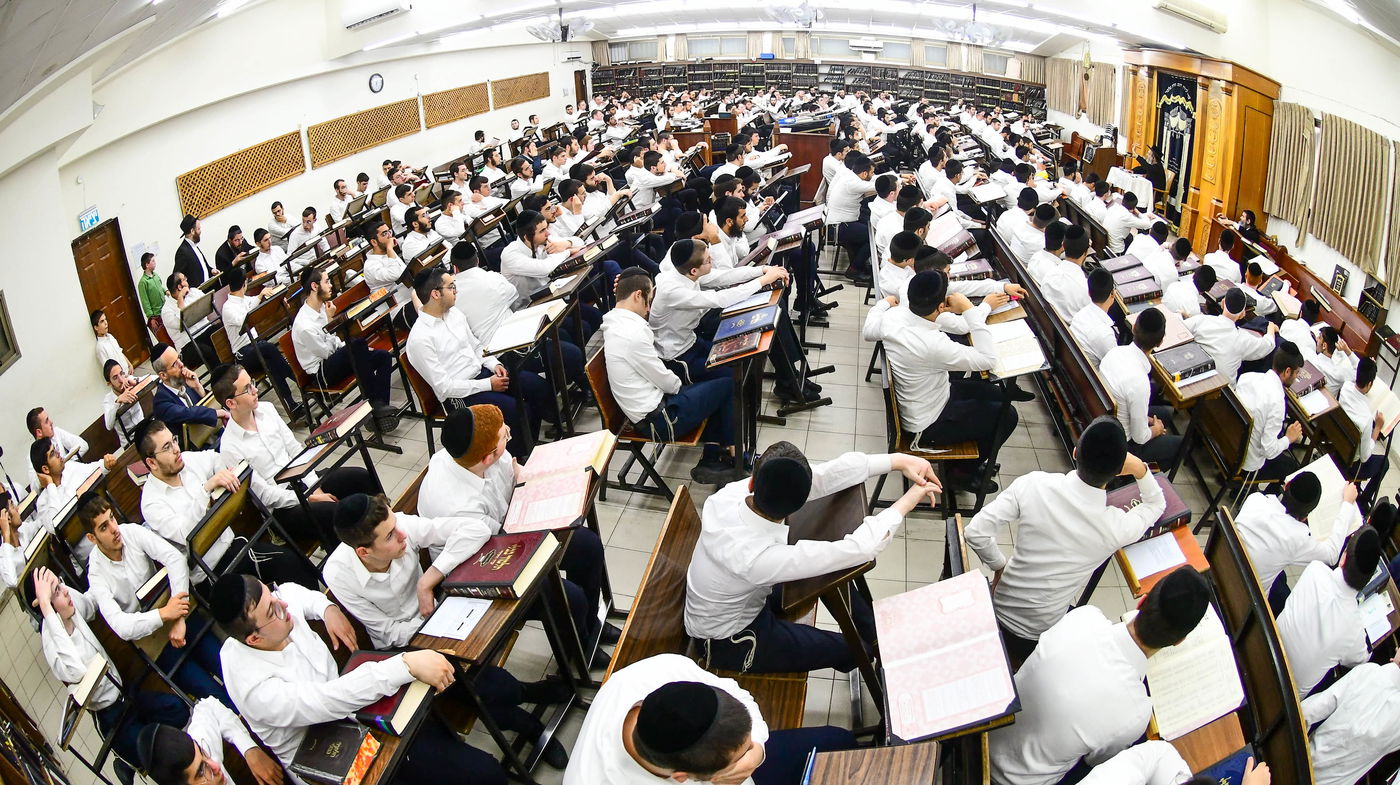 הגה"צ רבי אלימלך בידרמן בשיחת חיזוק ב'קריית מלך'