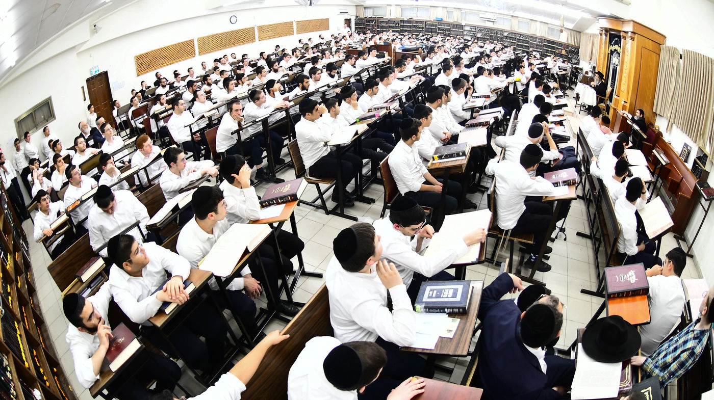 הגה"צ רבי אלימלך בידרמן בשיחת חיזוק ב'קריית מלך'