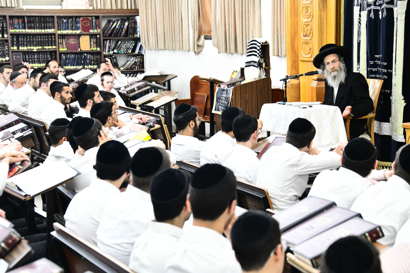 הגה"צ רבי אלימלך בידרמן בשיחת חיזוק ב'קריית מלך'