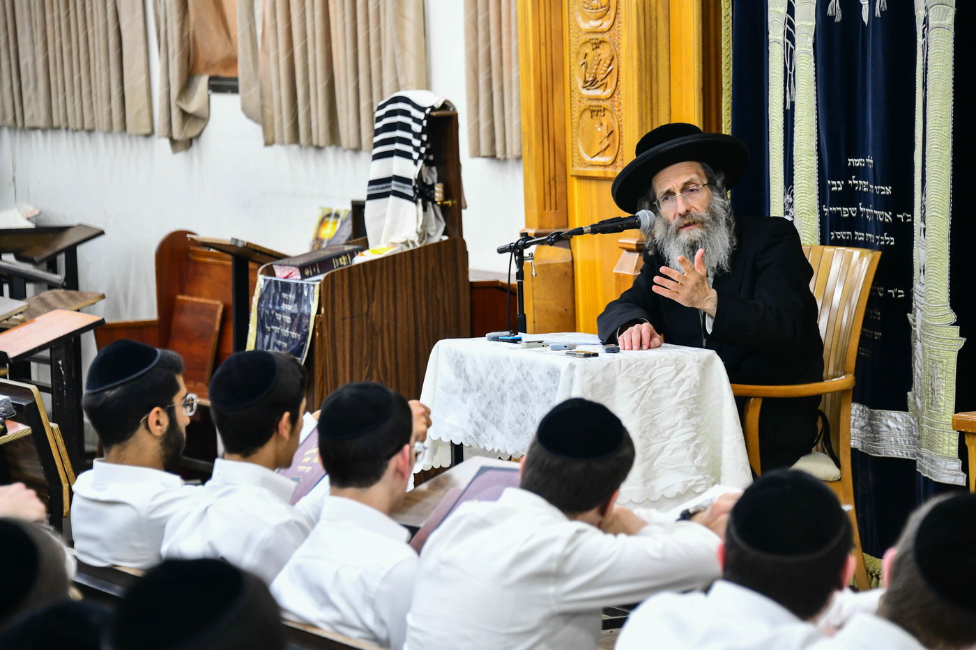 הגה"צ רבי אלימלך בידרמן בשיחת חיזוק ב'קריית מלך'